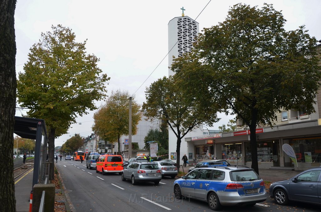 Attentat auf Fr Reker Koeln Braunsfeld Aachenerstr Wochenmarkt P68.JPG - Miklos Laubert